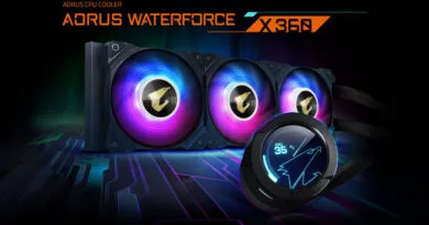 Sistema de refrigeración líquida AORUS Waterforce X 360 con tres ventiladores RGB y un controlador circular, fondo oscuro y colorido.