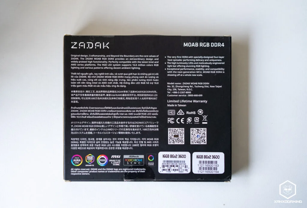 Fondo de caja de un módulo de RAM ZADAK RGB DDR4, mostrando especificaciones, códigos QR y detalles de garantía en texto blanco sobre fondo negro.