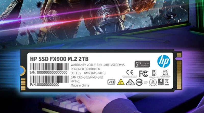 SSD HP FX900 M.2 de 2TB con fondo oscuro y elementos gráficos de gaming; destaca el logo de HP y especificaciones técnicas.