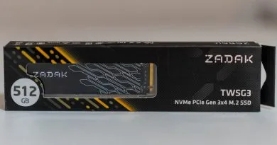 Caja negra con detalles amarillos y plateados, que presenta un SSD ZADAK TWSG3 de 512 GB, con un diseño moderno y elegante.