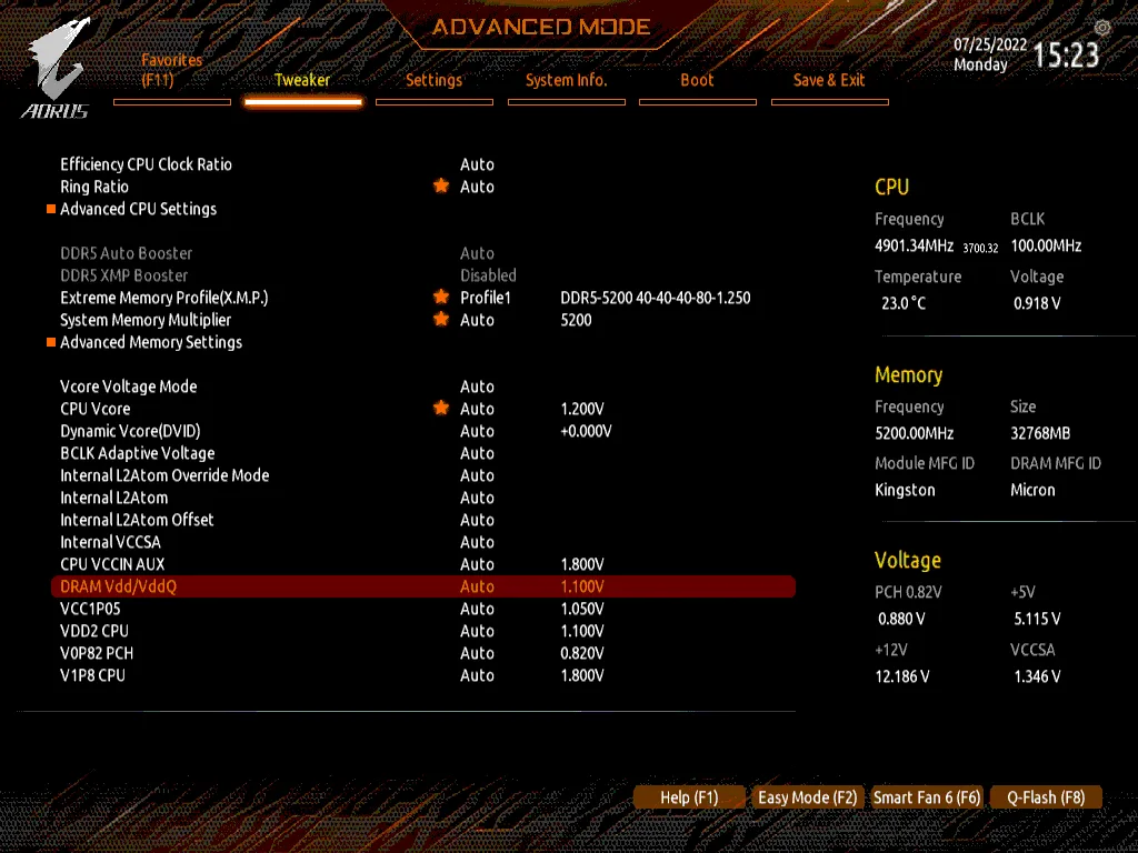 Captura de pantalla del modo avanzado de una BIOS, mostrando configuraciones de CPU, memoria y voltajes con un diseño oscuro y elementos rojos y naranjas.
