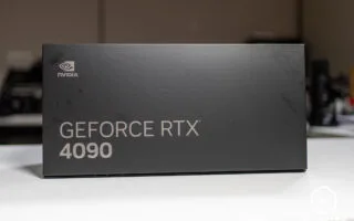 Caja negra de la GPU NVIDIA GeForce RTX 4090, con texto gris claro en el frontal, sobre una superficie blanca.