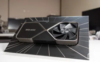 Tarjeta gráfica RTX 4090 con diseño elegante y colores predominantes en negro y gris, destacando en un fondo minimalista.