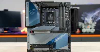 Placa base Z790 AORUS MASTER en colores negro y gris, con diseño moderno y múltiples conectores, sobre fondo blur.