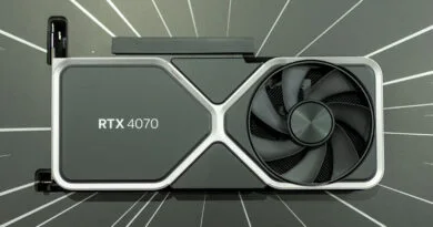 Tarjeta gráfica RTX 4070 con diseño elegante, color gris oscuro y plateado, destacando un ventilador negro en el lado.