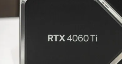 Detalle del logo "RTX 4060 Ti" en la carcasa negra de la tarjeta gráfica, con un diseño moderno y elegante.