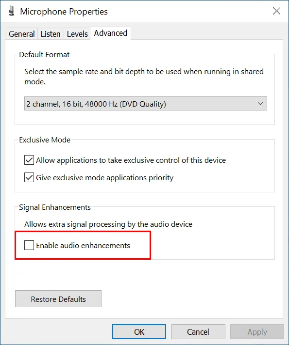 Ventana de propiedades del micrófono en Windows, mostrando opciones como formato de muestra, modo exclusivo y mejoras de audio resaltadas.