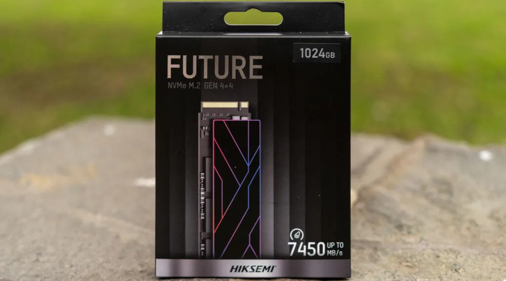 Caja del SSD HIKSEMI FUTURE de 1TB, con diseño negro y acentos en rosa y azul, mostrando el logo y especificaciones en la parte frontal.