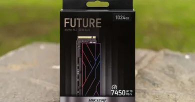 Caja del SSD HIKSEMI FUTURE de 1TB, con diseño negro y acentos en rosa y azul, mostrando el logo y especificaciones en la parte frontal.