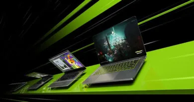 Tres laptops en una superficie verde con efectos de luz. Dos pantallas muestran gráficos vibrantes y coloridos, resaltando su rendimiento.