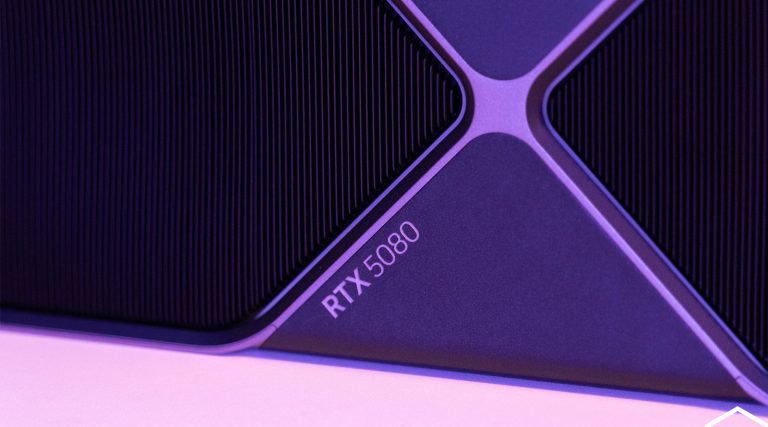 Tarjeta gráfica NVIDIA GeForce RTX 5080 con diseño angular, color negro y detalles en púrpura, destacando la etiqueta "RTX 5080".