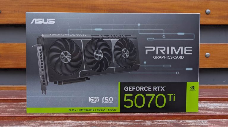 Caja de la tarjeta gráfica ASUS PRIME GeForce RTX 5070 Ti, con un diseño negro y verde, mostrando especificaciones y características.
