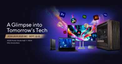 Pantallas de computadora y un PC de escritorio en un fondo violeta, con íconos de software creativo flotando alrededor.