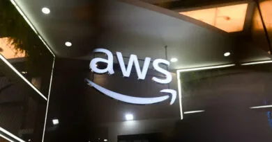 Logo de AWS con letras iluminadas en un entorno oscuro, destacando el símbolo de la flecha que forma parte de la marca.