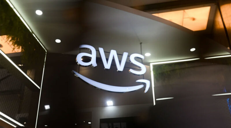 Logo de AWS con letras iluminadas en un entorno oscuro, destacando el símbolo de la flecha que forma parte de la marca.