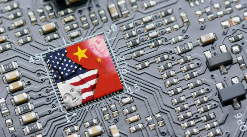 Bandera de EE. UU. y bandera de China superpuestas en un circuito impreso, destacando el contexto de la guerra comercial.