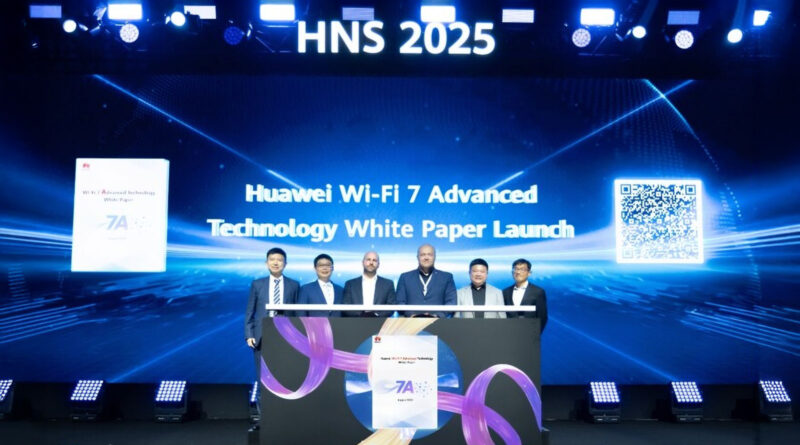 Cinco presentadores de pie frente a un fondo azul iluminado, con un texto sobre el lanzamiento de un documento técnico de Wi-Fi 7.