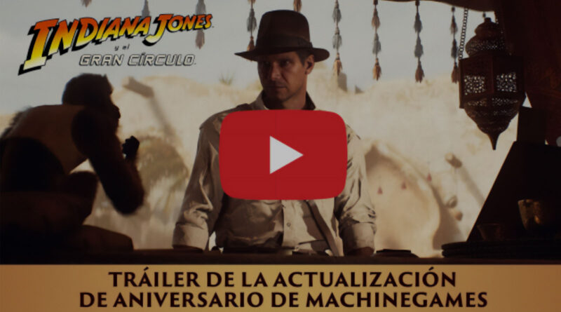 Un hombre con sombrero y chaqueta de explorador de pie frente a un fondo desértico, con un botón de reproducción de video superpuesto.