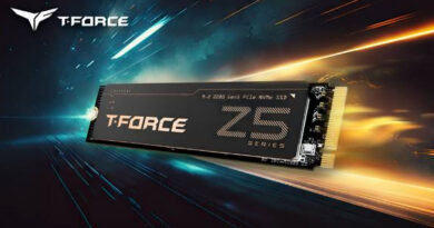 SSD T-FORCE Z5 de color negro con detalles en dorado, colocado sobre un fondo dinámico de rayos en tonos azul y naranja.