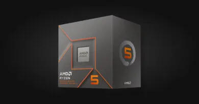 Caja del procesador AMD Ryzen 5 8500G, fondo negro, diseño gris con detalles en naranja, logo de AMD en la esquina inferior derecha.