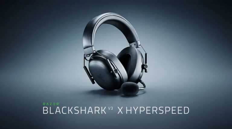 Auriculares Razer BlackShark V3 X HyperSpeed en color negro, con diseño moderno y micrófono plegable, sobre un fondo gris oscuro.