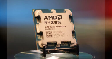 Procesador AMD Ryzen 9 9950X3D2 sobre un soporte, con letras en blanco y azul sobre fondo metálico. Diseño moderno y tecnológico.