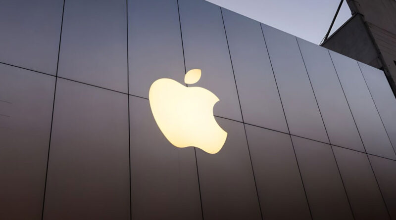 Logo de Apple iluminado contra un fondo de paneles oscuros, destacado con un resplandor suave al atardecer.