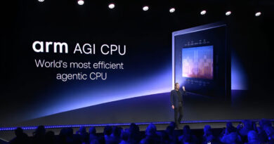 Presentación sobre el CPU AGI de ARM, con gráficos en pantalla que destacan su eficiencia, bajo una iluminación azul. Persona en el escenario.
