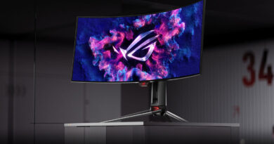 Monitor curvo con fondo oscuro y diseño vibrante, presenta el logo de ROG en colores rosa y azul, montado sobre un soporte plateado.