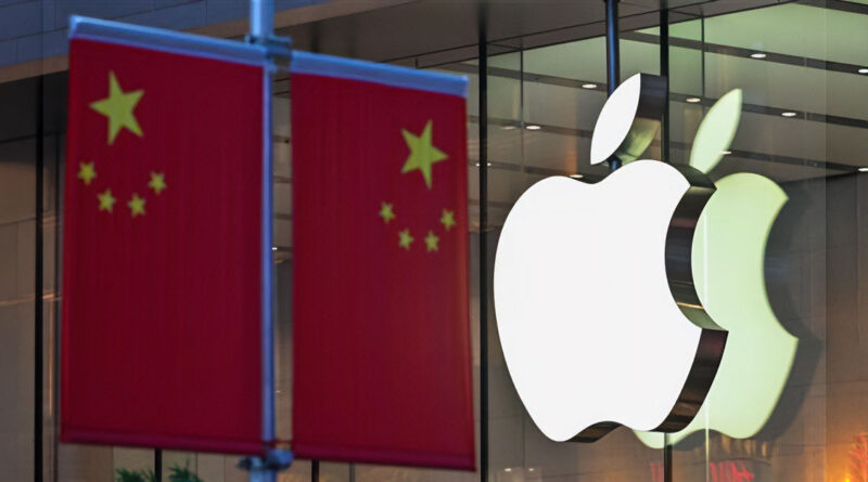 Banderas chinas rojas ondean junto al logo de Apple, iluminado y prominente, frente a un edificio moderno.