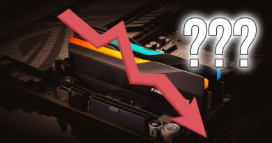 Gráfica con una flecha roja hacia abajo sobre un módulo de RAM en una placa base, con signos de interrogación en el lado derecho.