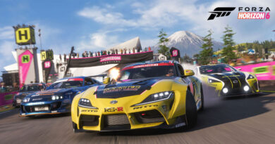 Tres coches de carreras compiten en un vibrante paisaje montañoso, con un ambiente festivo y colores brillantes.