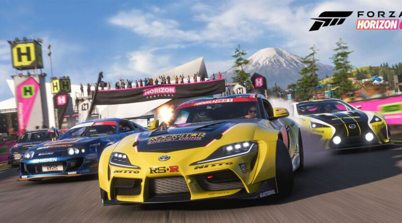 Tres coches de carreras compiten en un vibrante paisaje montañoso, con un ambiente festivo y colores brillantes.