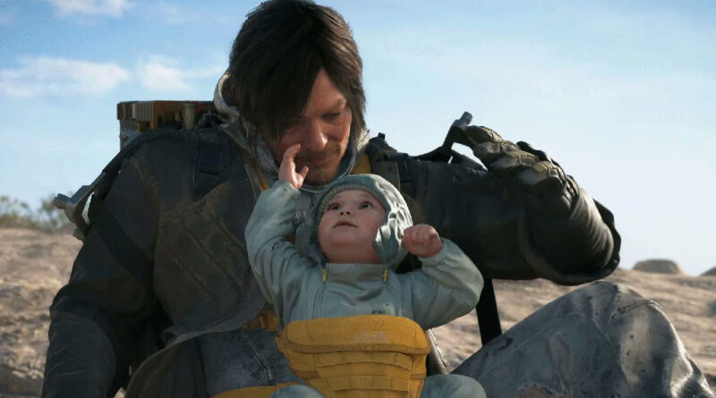 Personaje masculino con traje futurista sonríe mientras sostiene a un bebé en un entorno desértico bajo un cielo claro.