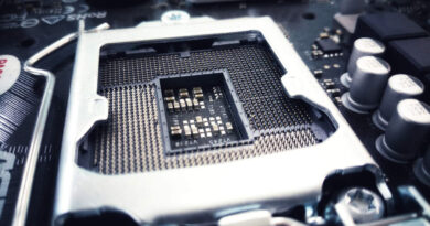Socket de CPU en una placa base, con conectores dorados en un fondo negro. Elementos metálicos brillantes alrededor.