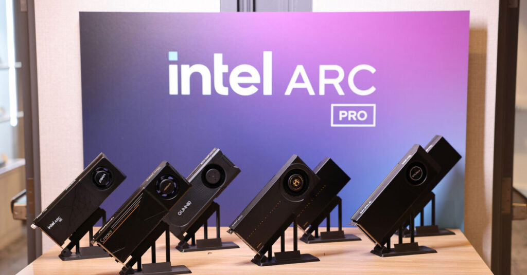 Tarjetas gráficas Intel ARC PRO en una exhibición sobre un fondo degradado de púrpura a azul, destacando su diseño moderno y elegante.