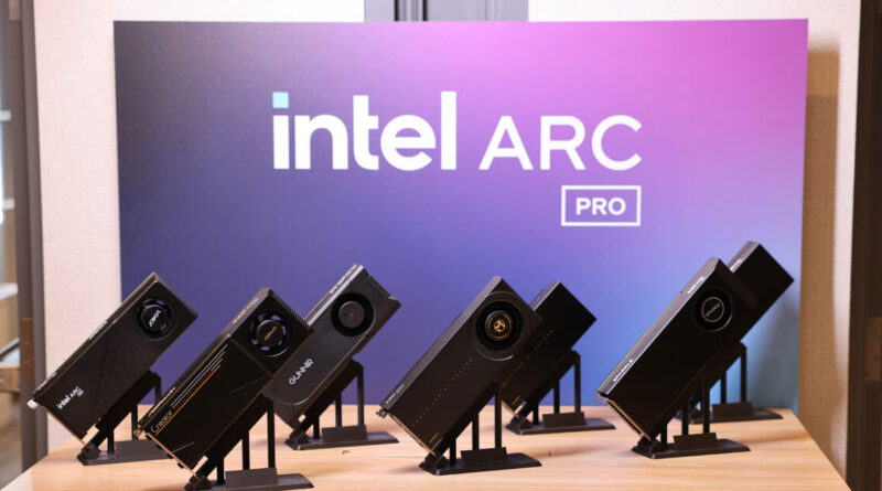 Tarjetas gráficas Intel ARC PRO en una exhibición sobre un fondo degradado de púrpura a azul, destacando su diseño moderno y elegante.