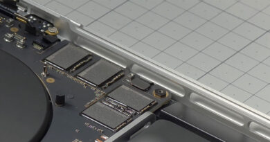 Vista cercana del SSD dentro de un MacBook Pro, mostrando componentes en tonales grises sobre fondo gris claro.