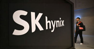 Fondo oscuro con el logotipo de SK hynix en letras blancas; una persona con mochila roja entra en el cuadro.