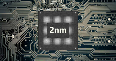 Circuito electrónico con un chip destacado en el centro que lleva la etiqueta "2nm", sobre un fondo de líneas y patrones tecnológicos.