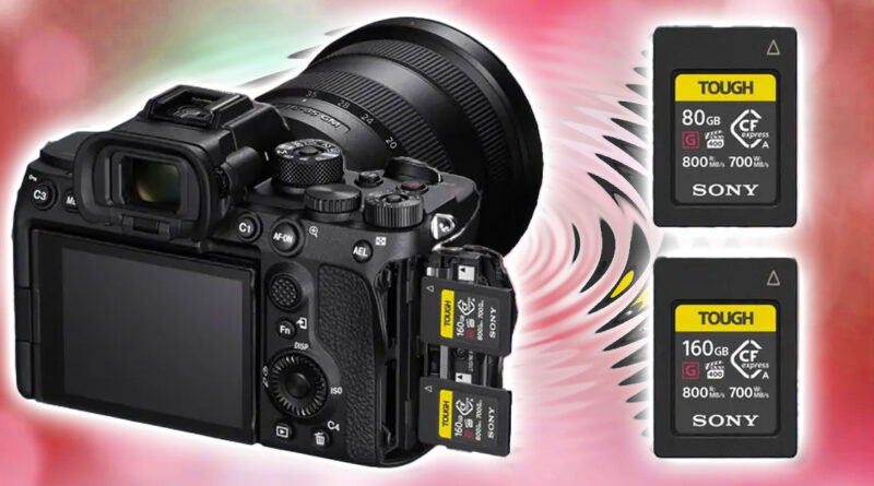 Cámara Sony en fondo rosa, con dos tarjetas de memoria CFexpress y SD colocadas al lado, mostrando su diseño y colores distintivos.