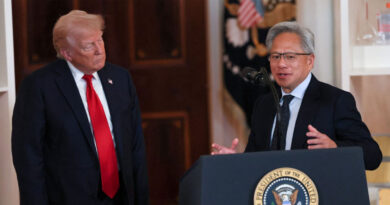 Trump observa a Jensen Huang, quien habla ante un podio con el sello presidencial. Fondo clásico de sala con decoraciones formales.