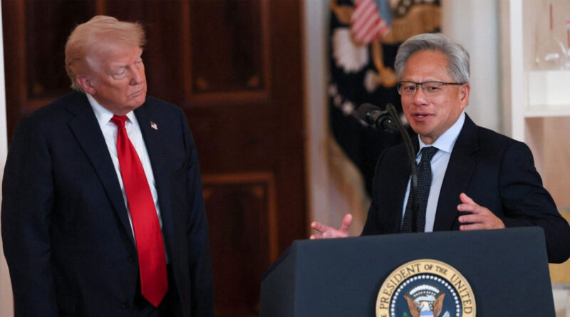 Trump observa a Jensen Huang, quien habla ante un podio con el sello presidencial. Fondo clásico de sala con decoraciones formales.