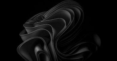 Diseño abstracto en tonos negros, con formas fluidas y onduladas que se entrelazan en un fondo oscuro.