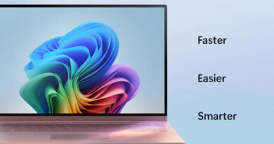 Laptop con pantalla que muestra un diseño abstracto en tonos azules y morados, junto a las palabras "Faster", "Easier", "Smarter".