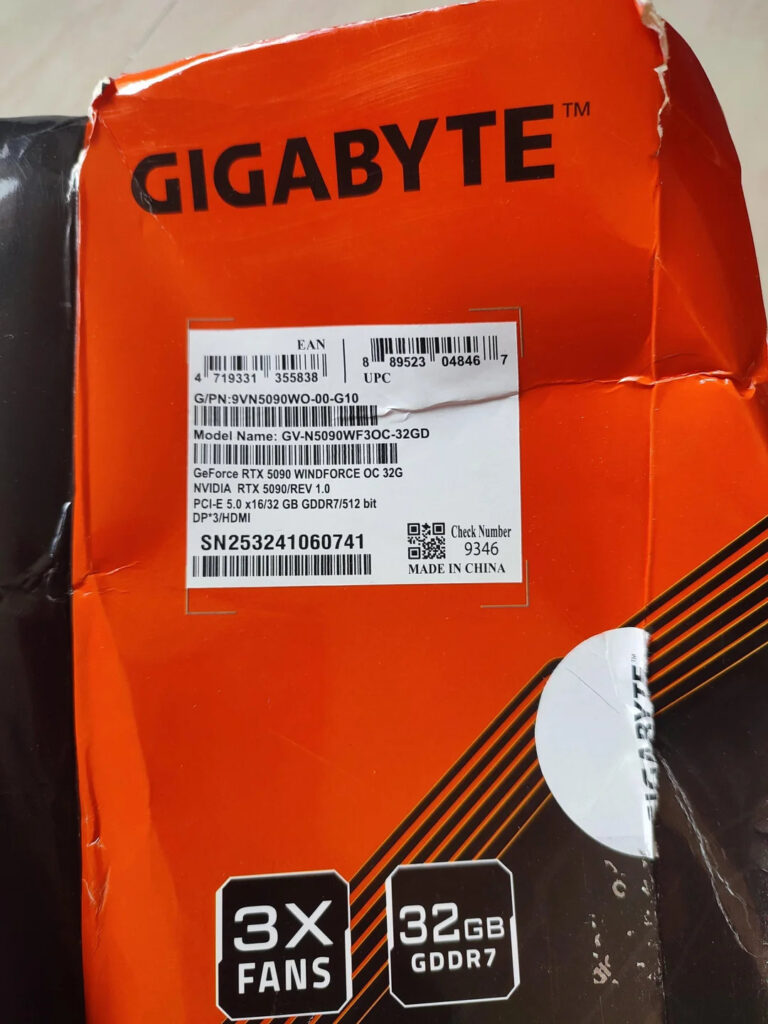 Caja de la tarjeta gráfica Gigabyte RTX 5090, con detalles de especificaciones y un diseño en tonos naranja y negro.