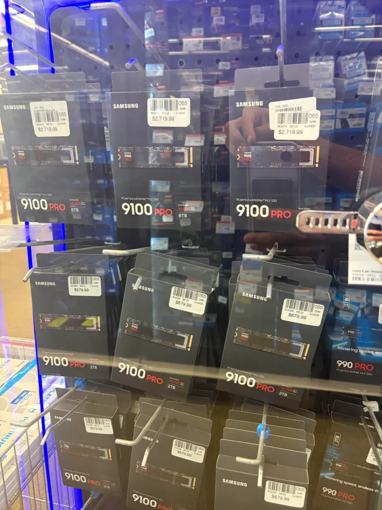 Estantes con unidades SSD Samsung 9100 PRO y 990 PRO en exhibición, etiquetadas con precios y detalles del producto.