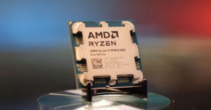 Procesador AMD Ryzen 9 9950X3D2 en un soporte, con fondo de colores azul y rojo, resaltando detalles del componente.