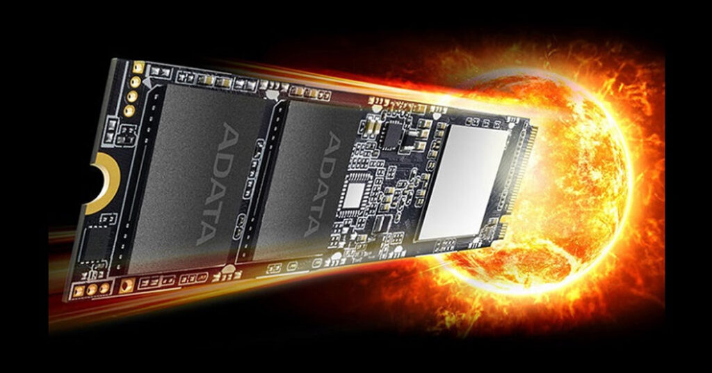 Disco SSD ADATA con fondo de fuego y una representación de alta velocidad, destacando su diseño y componentes tecnológicos.