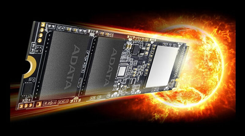 Disco SSD ADATA con fondo de fuego y una representación de alta velocidad, destacando su diseño y componentes tecnológicos.